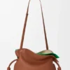 Mittlere, mehrlagige Flamenco-Clutch aus Nappa-Kalbsleder