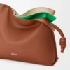 Mittlere, mehrlagige Flamenco-Clutch aus Nappa-Kalbsleder