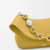 Mittlere Ola-Tasche aus glattem Kalbsleder Mittlere Ola-Tasche aus glattem Kalbsleder