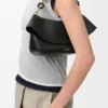Mittlere Ola-Tasche aus glattem Kalbsleder Mittlere Ola-Tasche aus glattem Kalbsleder
