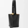 Mittlere Pebble Bucket aus glattem Kalbsleder Mittlere Pebble Bucket aus glattem Kalbsleder