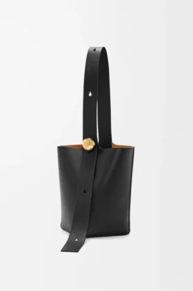 Mittlere Pebble Bucket aus glattem Kalbsleder