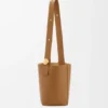 Mittlere Pebble Bucket aus glattem Kalbsleder Mittlere Pebble Bucket aus glattem Kalbsleder