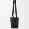 Mittlere Pebble Bucket aus glattem Kalbsleder Mittlere Pebble Bucket aus glattem Kalbsleder