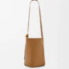 Mittlere Pebble Bucket aus glattem Kalbsleder Mittlere Pebble Bucket aus glattem Kalbsleder