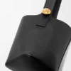Mittlere Pebble Bucket aus glattem Kalbsleder Mittlere Pebble Bucket aus glattem Kalbsleder