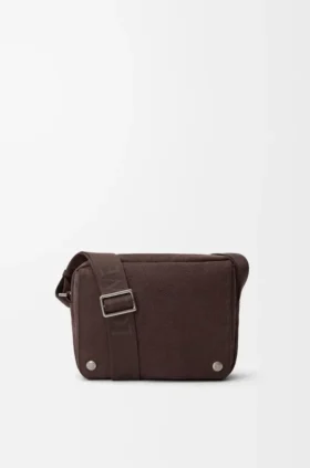 Mittlere «Pebble»-Messenger Bag aus genarbtem Nubukleder