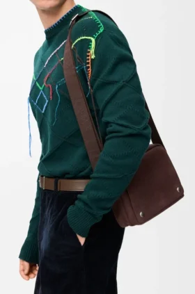 Mittlere «Pebble»-Messenger Bag aus genarbtem Nubukleder