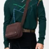 Mittlere «Pebble»-Messenger Bag aus genarbtem Nubukleder Mittlere «Pebble»-Messenger Bag aus genarbtem Nubukleder