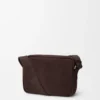Mittlere «Pebble»-Messenger Bag aus genarbtem Nubukleder Mittlere «Pebble»-Messenger Bag aus genarbtem Nubukleder