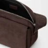 Mittlere «Pebble»-Messenger Bag aus genarbtem Nubukleder Mittlere «Pebble»-Messenger Bag aus genarbtem Nubukleder