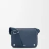 Mittlere Pebble-Messenger-Tasche aus geschmeidigem, genarbtem Kalbsleder Mittlere Pebble-Messenger-Tasche aus geschmeidigem, genarbtem Kalbsleder