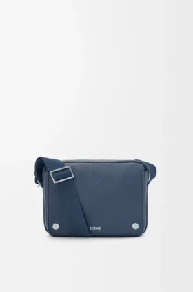 Mittlere Pebble-Messenger-Tasche aus geschmeidigem, genarbtem Kalbsleder
