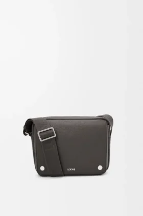 Mittlere Pebble-Messenger-Tasche aus geschmeidigem, genarbtem Kalbsleder