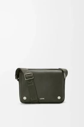 Mittlere Pebble-Messenger-Tasche aus geschmeidigem, genarbtem Kalbsleder