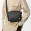 Mittlere Pebble-Messenger-Tasche aus geschmeidigem, genarbtem Kalbsleder Mittlere Pebble-Messenger-Tasche aus geschmeidigem, genarbtem Kalbsleder