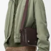 Mittlere Pebble-Messenger-Tasche aus geschmeidigem, genarbtem Kalbsleder Mittlere Pebble-Messenger-Tasche aus geschmeidigem, genarbtem Kalbsleder