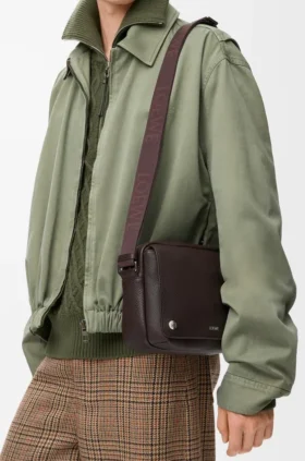 Mittlere Pebble-Messenger-Tasche aus geschmeidigem, genarbtem Kalbsleder