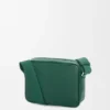 Mittlere Pebble-Messenger-Tasche aus geschmeidigem, genarbtem Kalbsleder Mittlere Pebble-Messenger-Tasche aus geschmeidigem, genarbtem Kalbsleder