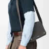 Mittlere Pebble-Messenger-Tasche aus geschmeidigem, genarbtem Kalbsleder Mittlere Pebble-Messenger-Tasche aus geschmeidigem, genarbtem Kalbsleder