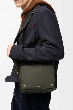 Mittlere Pebble-Messenger-Tasche aus geschmeidigem, genarbtem Kalbsleder