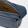 Mittlere Pebble-Messenger-Tasche aus geschmeidigem, genarbtem Kalbsleder Mittlere Pebble-Messenger-Tasche aus geschmeidigem, genarbtem Kalbsleder