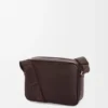 Mittlere Pebble-Messenger-Tasche aus geschmeidigem, genarbtem Kalbsleder Mittlere Pebble-Messenger-Tasche aus geschmeidigem, genarbtem Kalbsleder