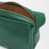 Mittlere Pebble-Messenger-Tasche aus geschmeidigem, genarbtem Kalbsleder Mittlere Pebble-Messenger-Tasche aus geschmeidigem, genarbtem Kalbsleder