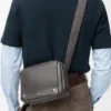 Mittlere Pebble-Messenger-Tasche aus geschmeidigem, genarbtem Kalbsleder Mittlere Pebble-Messenger-Tasche aus geschmeidigem, genarbtem Kalbsleder