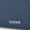 Mittlere Pebble-Messenger-Tasche aus geschmeidigem, genarbtem Kalbsleder Mittlere Pebble-Messenger-Tasche aus geschmeidigem, genarbtem Kalbsleder
