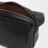 Mittlere Pebble-Messenger-Tasche aus geschmeidigem, genarbtem Kalbsleder Mittlere Pebble-Messenger-Tasche aus geschmeidigem, genarbtem Kalbsleder