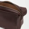 Mittlere Pebble-Messenger-Tasche aus geschmeidigem, genarbtem Kalbsleder Mittlere Pebble-Messenger-Tasche aus geschmeidigem, genarbtem Kalbsleder