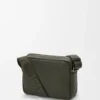 Mittlere Pebble-Messenger-Tasche aus geschmeidigem, genarbtem Kalbsleder Mittlere Pebble-Messenger-Tasche aus geschmeidigem, genarbtem Kalbsleder