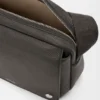 Mittlere Pebble-Messenger-Tasche aus geschmeidigem, genarbtem Kalbsleder Mittlere Pebble-Messenger-Tasche aus geschmeidigem, genarbtem Kalbsleder