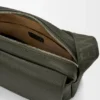 Mittlere Pebble-Messenger-Tasche aus geschmeidigem, genarbtem Kalbsleder Mittlere Pebble-Messenger-Tasche aus geschmeidigem, genarbtem Kalbsleder