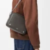 Mittlere Pebble-Messenger-Tasche aus glattem Kalbsleder Mittlere Pebble-Messenger-Tasche aus glattem Kalbsleder