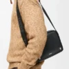 Mittlere Pebble-Messenger-Tasche aus glattem Kalbsleder Mittlere Pebble-Messenger-Tasche aus glattem Kalbsleder