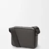 Mittlere Pebble-Messenger-Tasche aus glattem Kalbsleder Mittlere Pebble-Messenger-Tasche aus glattem Kalbsleder