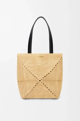Mittlere «Puzzle Fold»-Tasche aus Raffia