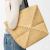 Mittlere «Puzzle Fold»-Tasche aus Raffia Mittlere «Puzzle Fold»-Tasche aus Raffia