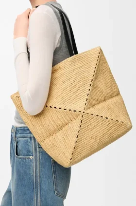 Mittlere «Puzzle Fold»-Tasche aus Raffia