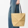 Mittlere «Puzzle Fold»-Tasche aus Raffia Mittlere «Puzzle Fold»-Tasche aus Raffia