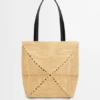 Mittlere «Puzzle Fold»-Tasche aus Raffia Mittlere «Puzzle Fold»-Tasche aus Raffia