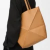 Mittlere Puzzle Fold Tote Bag aus glänzendem Kalbsleder Mittlere Puzzle Fold Tote Bag aus glänzendem Kalbsleder