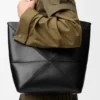 Mittlere Puzzle Fold Tote Bag aus glänzendem Kalbsleder Mittlere Puzzle Fold Tote Bag aus glänzendem Kalbsleder