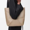 Mittlere Puzzle Fold Tote Bag aus glänzendem Kalbsleder Mittlere Puzzle Fold Tote Bag aus glänzendem Kalbsleder