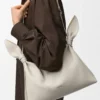 Mittlere Scarf Bag aus glattem Kalbsleder Mittlere Scarf Bag aus glattem Kalbsleder