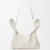 Mittlere Scarf Bag aus glattem Kalbsleder Mittlere Scarf Bag aus glattem Kalbsleder