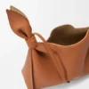 Mittlere Scarf Bag aus glattem Kalbsleder Mittlere Scarf Bag aus glattem Kalbsleder