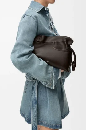 Panta Medium Flamenco Clutch aus glänzendem Kalbsleder